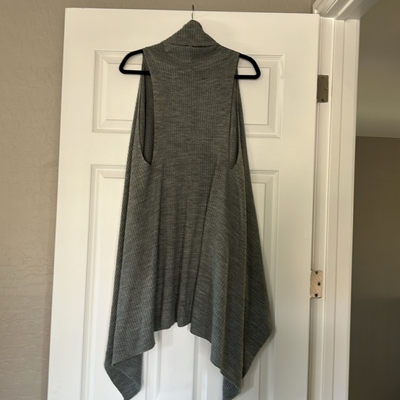 Simply Vera Wang Gray Sweater Vest - Picture 2 of 3